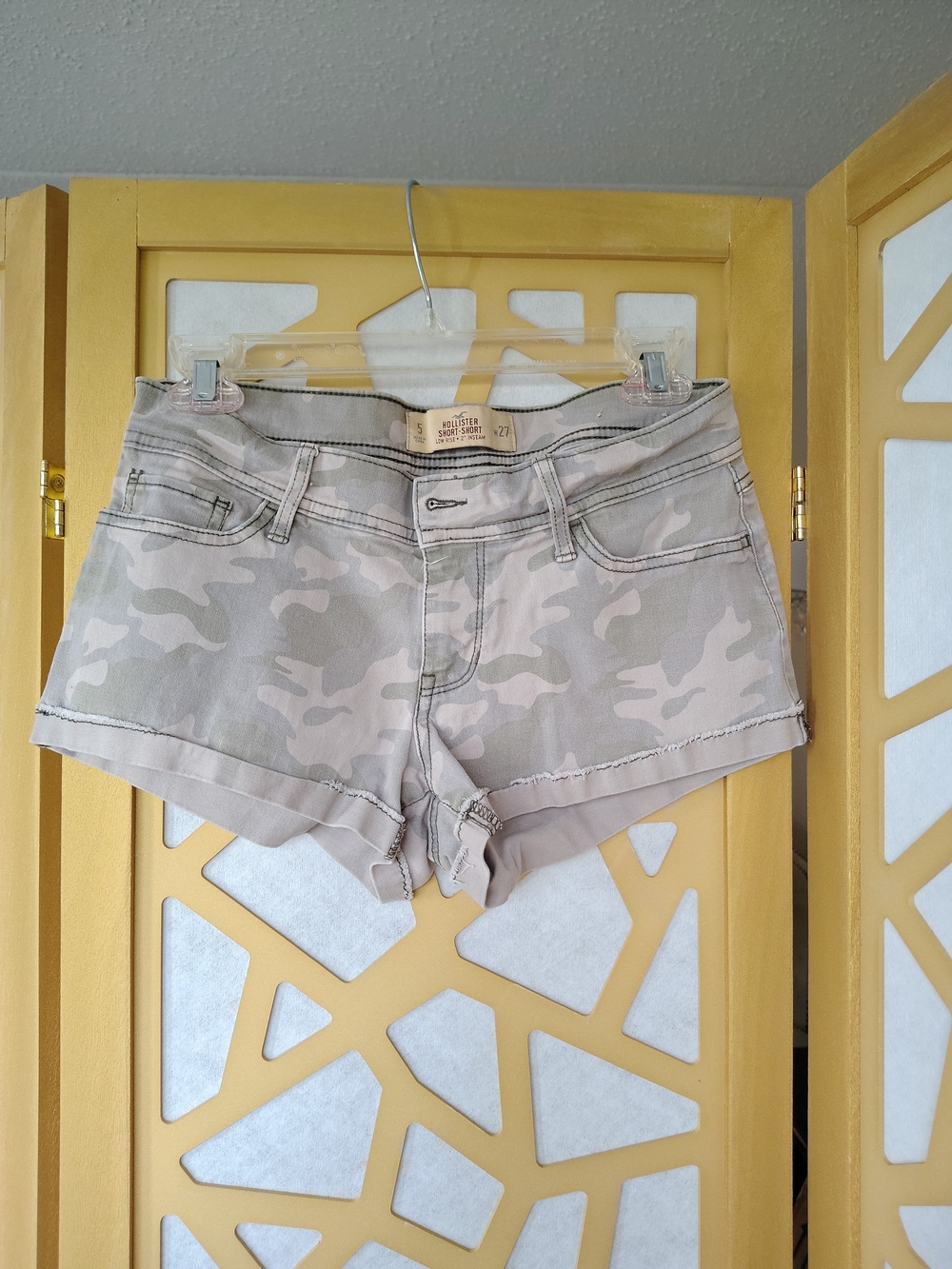 Hollister Camo Low-Rise Women's Shorts in Beige
